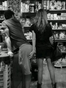 gest de afectiune al femeii