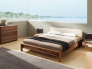 Modele de paturi lemn masiv si tapitate din piele in oferta DecoStores