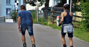 Top 5 beneficii ale mersului pe role