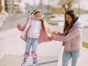 Cum sa iti ajuti copilul sa evite accidentele cand se da cu rolele