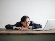 Tehnologia te salvează de niveluri profunde de plictiseala si acesta este o problema Tehnologia te salvează de niveluri profunde de plictiseala si acesta este o problema
