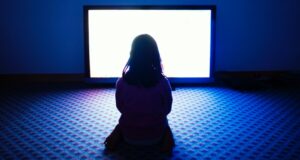 Alarmant: Timpul Excesiv în Fața Ecranelor Slăbește Funcțiile Cognitive