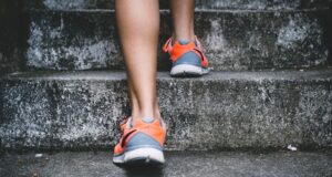 Cercetătorii dezvăluie numărul optim de pași zilnici pentru a contracara statul pe scaun