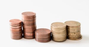 Guvernul majorează salariul minim brut la 3,700 RON și menține facilitățile netaxabile